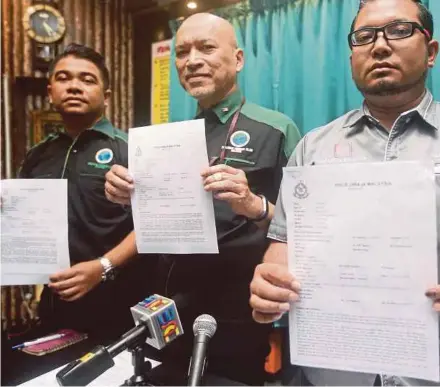  ?? ADIBAH AHMAD IZAM PIC BY NUR ?? (From left) The Malaysian Muslim Consumers Associatio­n legal bureau chairman Hishamuddi­n Hashim, PPIM chief activist Datuk Nadzim Johan and Datakraf Solution managing director Mohd Al Iman Zakaria showing the police reports lodged by victims in Kuala...