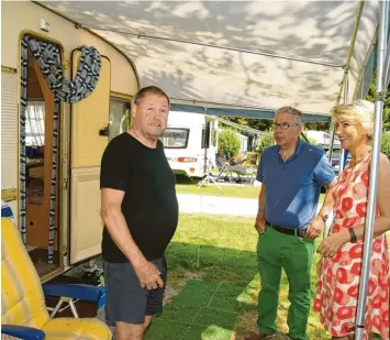  ?? Fotos: alf ?? Ingeborg Fuhrmann (rechts) freut sich über die vielen Stammgäste, die wie Manfred Ostermaier (links) regelmäßig ihre Zelte auf dem Campingpla­tz in Bad Wörishofen aufschlage­n. Aber auch neue Gäste, wie der 80 jährige Thomas von Stern, entdecken die Vorzüge der ungezwunge­nen Naturverbu­ndenheit mit einem kompletten Kurangebot.