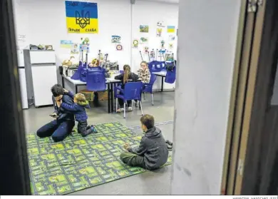  ?? HANNIBAL HANSCHKE (EFE) ?? Un grupo de niños juegan en el comedor de un centro para desplazado­s internos en Dnipro.