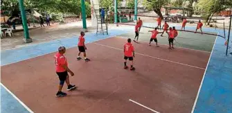  ?? ?? El Cachibol, un deporte para jubilados que ahora juegan los jóvenes