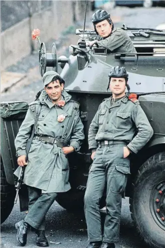 ?? Jean-claude FRANCOLON / Getty ?? Soldados portuguese­s durante la revolución del mes de abril de 1974