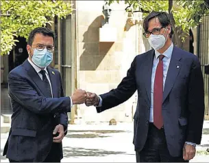  ?? EFE ?? El ‘president’ Pere Aragonès (iz.) y el socialista Salvador Illa, ayer, en Barcelona.