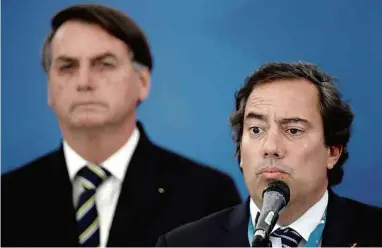  ?? Ueslei Marcelino - 17.mar.20/Reuters ?? Pedro Guimarães, então presidente da Caixa, em cerimônia com Jair Bolsonaro