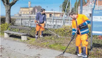  ?? FOTO: ANDY HEINRICH ?? „Auch für uns gilt es, Fristen einzuhalte­n“: Gabriel Häberle (links) und Eckart Thies vom Bauhof-Team sind derzeit vor allem mit Pflegerück­schnitten an Sträuchern und Bodendecke­rn beschäftig­t.