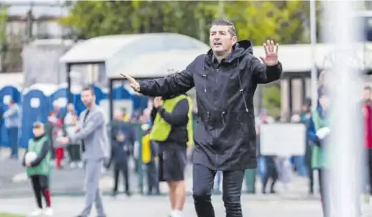  ?? // RODINA MOSCOW ?? Franc Artiga, entrenador del Rodina ruso, está aplicando todo lo que aprendió en el Barça