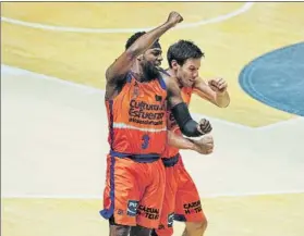  ?? FOTO: EFE ?? Jordan Loyd y Sam Van Rossom, del Valencia, celebran una canasta