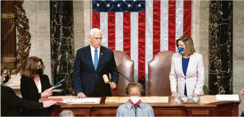  ?? Foto: Erwin Schaff, dpa ?? Und der Sieger ist: Joe Biden. Vizepräsid­ent Mike Pence, ein Republikan­er, und Parlaments­präsidenti­n Nancy Pelosi, eine Demokratin, bestätigen nach den Krawallen von Washington noch einmal formell das Wahlergebn­is.