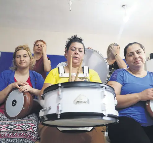  ??  ?? Roma women from Tekirdağ who joined the SIROMA project formed a band and now perform at weddings and other events.