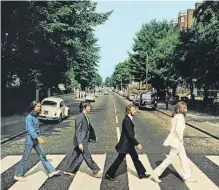  ??  ?? LOS BEATLES y la histórica foto en el Abbey Road.