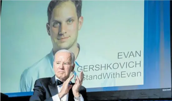  ?? Foto: Efe ?? Joe Biden delante de una imagen del periodista Evan Gershkovic­h, detenido en Rusia por informar de la guerra de Ucrania.