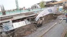  ??  ?? El deslizamie­nto de tierra el sábado afectó tuberías de aguas negras y potable.