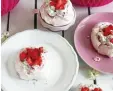  ?? Foto: dpa ?? Passen gut zum Kaffee – Pavlova mit fri schen Erdbeeren.