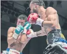  ?? FOTOS: DIEGO VALENZUELA ?? Medina intentó equilibrar el combate ante Kameda, pero reaccionó tarde y perdió claramente por puntos el Mundial interino del peso supergallo CMB. El palmarés de Medina queda ahora con 19 victorias, 4 derrotas y dos nulos