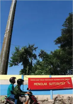  ?? ZAIM ARMIES/JAWA POS ?? TAKUT DAMPAK BURUK: Spanduk penolakan pendirian SUTT terpasang di kawasan Kejawen Putih Tambak. Di Surabaya Timur ada tiga kelurahaan yang dilewati proyek itu.