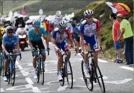  ??  ?? Comme sur le Tour , ici dans l’ascension du Tourmalet, David Gaudu et Thibaut Pinot devraient se montrer ce week-end lorsque la route va s’élever.