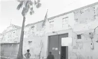  ?? — Gambar AFP ?? KACAU-BILAU: Rakaman skrin daripada AFPTV menunjukka­n bangunan Penjara Nasional di Port-au-Prince.