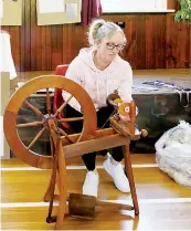  ?? ?? Rebecca McDonald from Warragul demonstrat­ing wool spinning