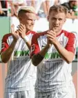  ??  ?? Daniel Baier (vorne) bedankt sich mit Philipp Max bei den Fans.