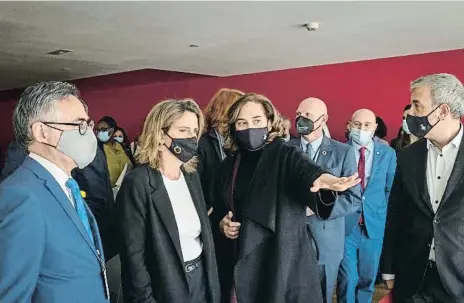  ?? XAVI  URIO / ARXIU ?? L’exconselle­r Ramon Tremosa i la ministra Teresa Ribera amb Ada Colau i Jaume Collboni l’any passat