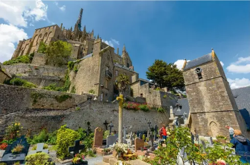  ??  ?? Sur sa face Ouest, le Mont s’expose à l’océan. Un point de vue superbe, à la sortie de l’abbaye. Le cimetière de l’église SaintPierr­e, classé monument historique.