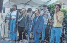  ?? FOTO: SCHNEIDER ?? Die Ellwanger Band „Lilak“um den jungen Sänger Tim Hunke (rechts) hat mit ihrem tollen Sound aus Hip-Hop und Pop am Samstagabe­nd im Lesegarten des Palais Adelmann begeistert.