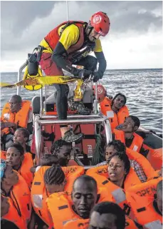  ?? FOTO: DPA ?? Afrikaner auf einem Boot vor der spanischen Küste: Ein UN-Pakt soll die internatio­nale Zusammenar­beit bei der Migrations­politik stärken – doch es gibt Widerstand.