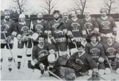  ??  ?? Mit Begeisteru­ng spielte das Team des EHC Hausen Ende der 1980er-Jahre Eishockey. In der schwäbisch­en Hobbyrunde gab es gar manchen Erfolg.