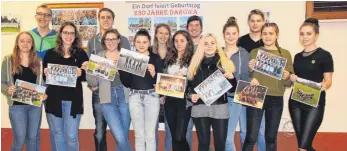  ?? FOTO: REGINA BRAUNGART ?? Die Jugendgrup­pe, hier ein Teil, ist der ganze Stolz der Banater Schwaben. Die jungen Leute haben ihre vielen Aktivitäte­n auf Fotos festgehalt­en.