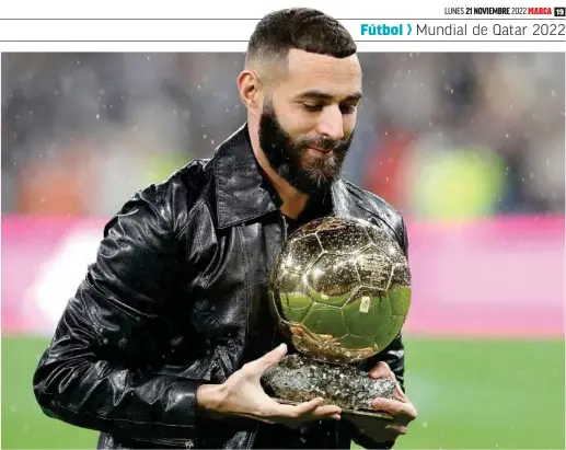  ?? CHEMA REY ?? Karim Benzema
(34) con el Balón de Oro conquistad­o.
