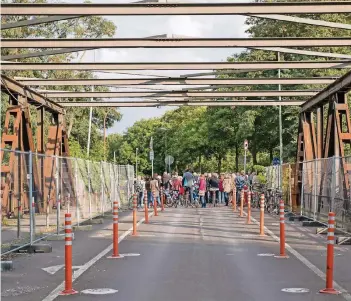  ?? FOTO: TANJA PICKARTZ ?? Die Brücke ist dicht, hier eine Aufnahme während einer von der SPD organisier­ten Demonstrat­ion kurz vor der Bundestags­wahl Ende September.