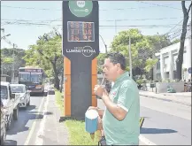  ??  ?? Ayer fue un día caluroso, ideal para refrescars­e con el tereré. La elevada temperatur­a seguirá hoy.