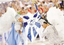  ??  ?? Claudinho e Selminha Sorriso, primeiro casal de mestresala e porta-bandeira da Beija-Flor, conquistar­am o Prêmio Especial de Contribuiç­ão ao Carnaval