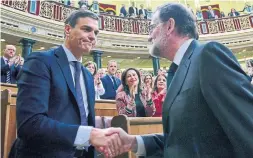  ?? PIERRE-PHILIPPE MARCOU/AFP/GETTY IMAGES ?? Ousted PM Mariano Rajoy, right, shakes hands with PM-elect Pedro Sanchez.