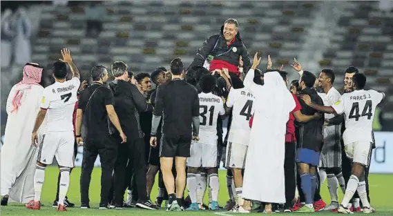  ?? FOTO: GETTY IMAGES ?? Ten Cate, manteado por los jugadores del Al Jazira después de que el conjunto emiratí se clasificar­a para las semifinale­s del Mundialito tras vencer por 1-0 al Urawa Reds de Japón