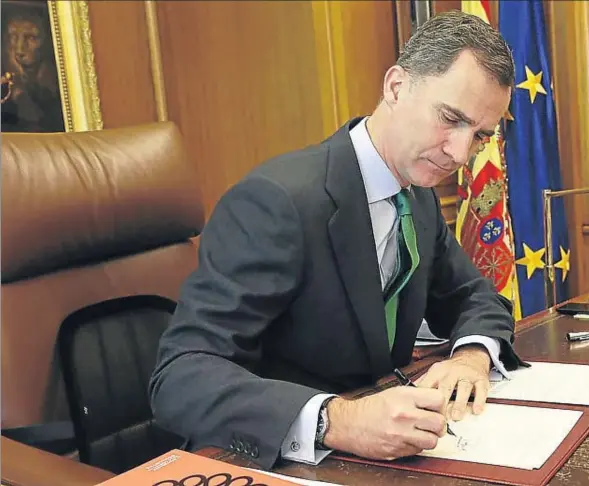  ??  ?? La firma. El rey Felipe VI firmó ayer por la mañana el decreto de convocator­ia de nuevas elecciones generales para el 26 de junio, una vez agotado el plazo para elegir presidente