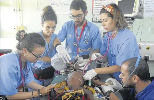  ?? MALAWI SALUD ?? Un equipo de sanitarios de la asociación Malawi Salud reanima a una bebé con un ambú, una unidad de ventilació­n manual.