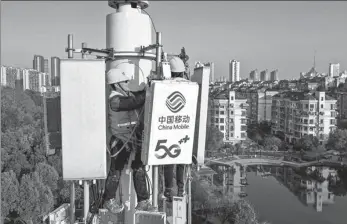  ?? GUO SHINING / FOR CHINA DAILY ?? Workers install 5G equipment at a community in Tongguan district, Tongling, Anhui province, on Dec 27, 2019.