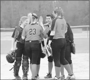  ??  ?? Photo by Alexis Meeks
Top: The Malvern Lady Leopards infield huddle in the pitcher’s circle before the start of the inning.