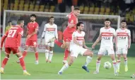  ?? ?? أحمد حمدى فى صراع على الكرة مع لاعب فيوتشر تصوير -