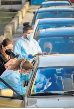  ?? JULIO GONZÁLEZ ?? Colas en la Casa del Niño Jesús, en Cádiz, para recibir la vacuna.