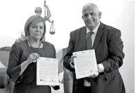  ??  ?? La fiscal del estado, Ruth Medina Alemán, y el presidente de la AMESPRE, Juan Carlos Villarreal Hinojosa, firmaron convenio.