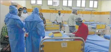  ?? DHEERAJ DHAWAN / HT PHOTO ?? Medicos conduct corona tests at the Civil Hospital in Lucknow on Sunday.