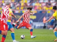  ?? ?? João Félix dispara para hacer el 2-2 contra el Cádiz.