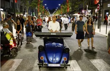  ?? (Photos Dylan Meiffret) ?? Le pianiste Jean-René Duchâble sur le boulevard Clemenceau, juché sur son pianocypèd­e, un piano numérique monté sur un vélo avec une calendre de  CV.