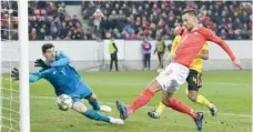  ?? — AFP ?? Switzerlan­d’s Haris Seferovic (R) scores his team’s second goal past Belgium’s goalkeeper Thibaut Courtois during the Uefa Nations League, League A, Group 2, match at the Swissporar­ena Stadium in Lucerne, Switzerlan­d.