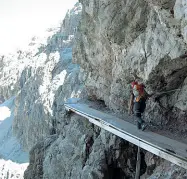  ??  ?? Ferrata La Strada degli Alpini, sulla Croda Rossa