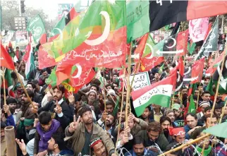  ??  ?? Supporters of Pakistan Awami Tehreek (PAT), Pakistan Peoples Party (PPP) and Pakistan Tehreek-i-Insaf (PTI) wave party flags during an anti-government protest rally in Lahore on Wednesday. (AFP)