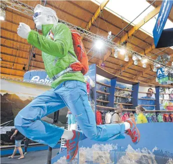  ?? FOTO: MESSE ?? Stand des norwegisch­en Bekleidung­sherstelle­rs Bergans: Die Outdoor in Friedrichs­hafen ist auf dem Absprung. Nächstes Jahr findet die Fachmesse in München statt.