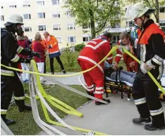  ?? Foto: Gerlinde Drexler ?? Bevor die neue Aichacher Klinik am 7. Oktober in Betrieb geht, gab es erst einmal ei nen „Bombenalar­m“. 210 Personen nahmen an der Übung teil.