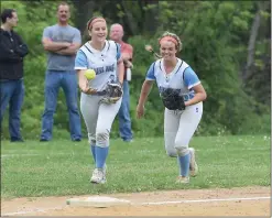  ?? AUSTIN HERTZOG - MEDIANEWS GROUP ?? Alongside shortstop Dani Hayes, right, Daniel Boone’s Liz Nitka tosses the ball back to the circle after making an inning-ending catch in foul territory against Downingtow­n West in 2019.